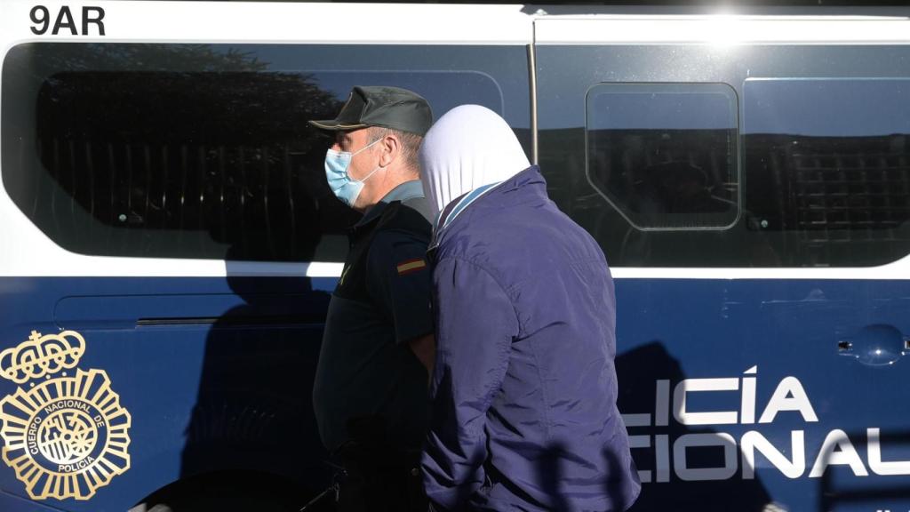 Uno de los detenidos por el crimen de Samuel, a su llegada al juzgado en una comparecencia anterior.