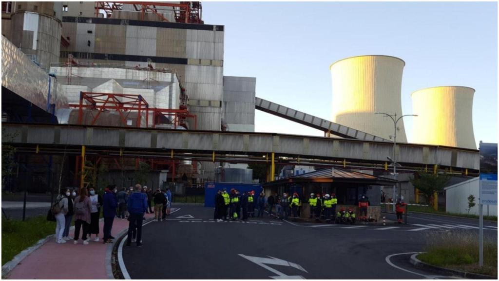 Trabajadores de la central térmica.