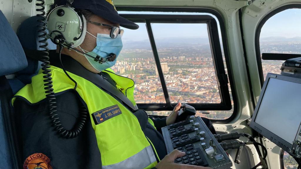 Jorge del Campo,  uno de los videógrafos de la DGT, manejando el Pegasus en el vuelo.