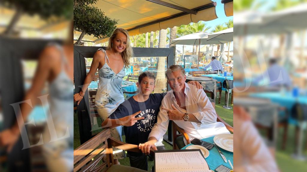 El mítico actor posando para este periódico junto a su mujer, Hayley Roberts.