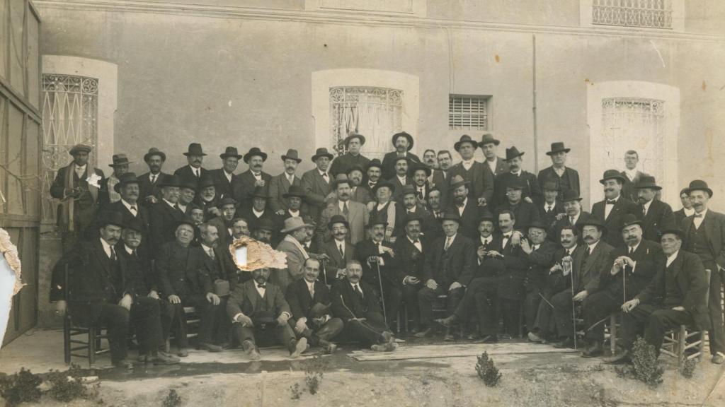Los asistentes a la comida conservadora de Novelda posan junto a Canals.