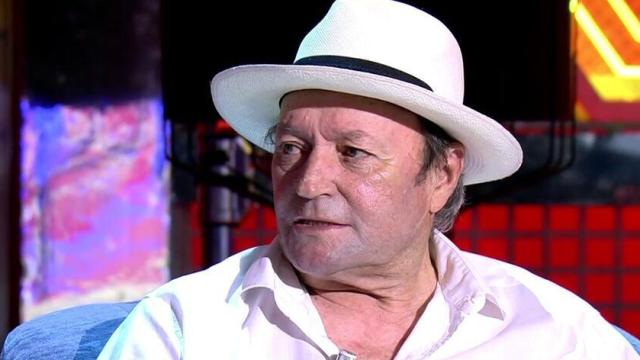 Amador Mohedano sentado en 'Viernes Deluxe'.