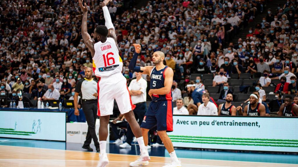 Garuba defiende un lanzamiento a canasta de Batum en el Francia - España