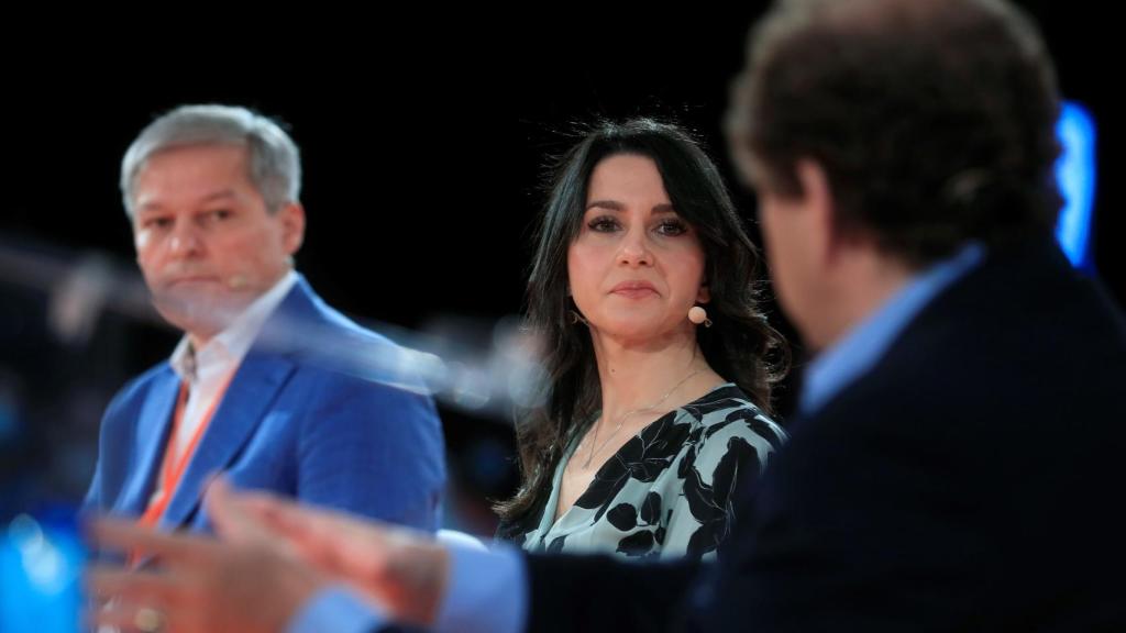 Inés Arrimadas, entre Dacian Sciolos, presidente de los liberales europeos; y Alexander-Graf Lambsdorff, líder liberal alemán.