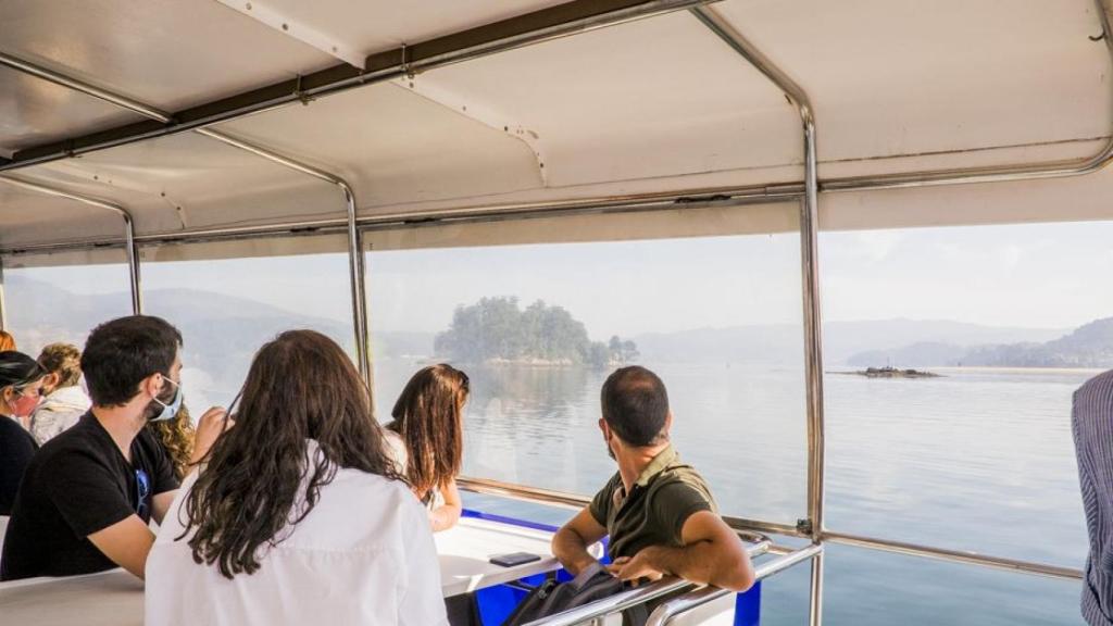 Paseo en catamarán por la ensenada de San Simón
