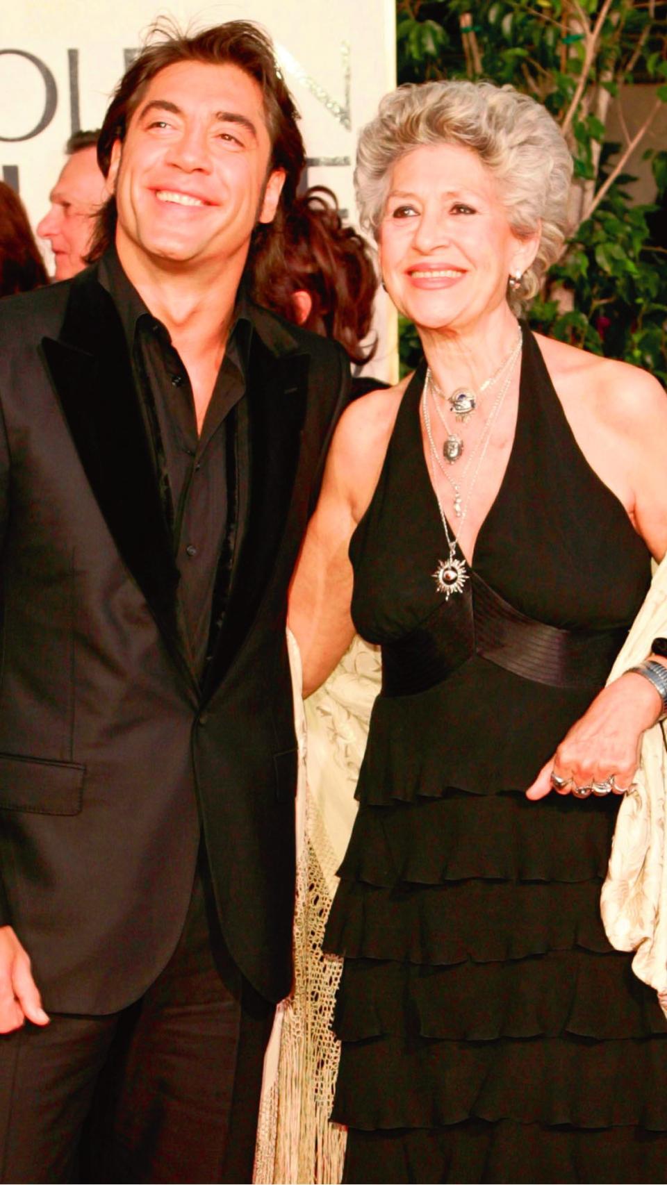 Pilar Bardem junto a su hijo Javier en una imagen de archivo en Los Ángeles en 2005.