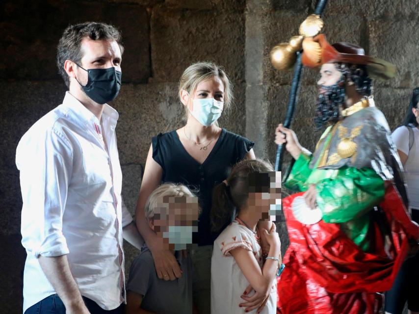 Casado junto a su mujer y sus hijos en la Misa de Peregrinos.