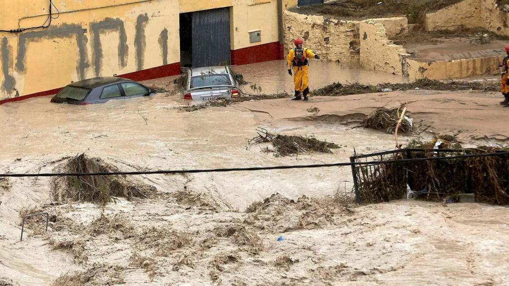 Miembros del equipo de rescate inspeccionan Ontinyent donde el río Clariano se desbordó en 2019.