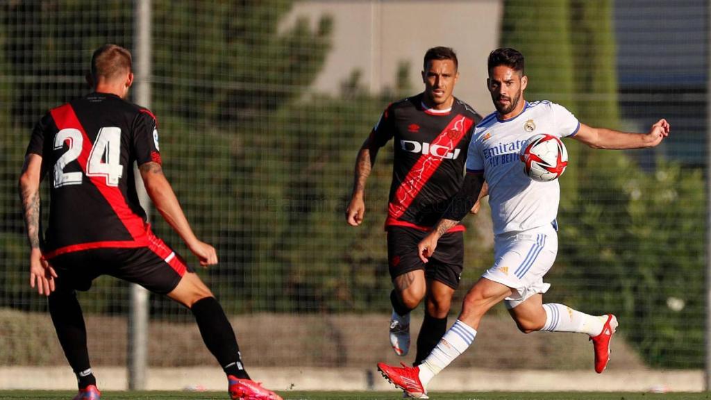 Isco intenta salir de la marca de dos jugadores del Rayo Vallecano