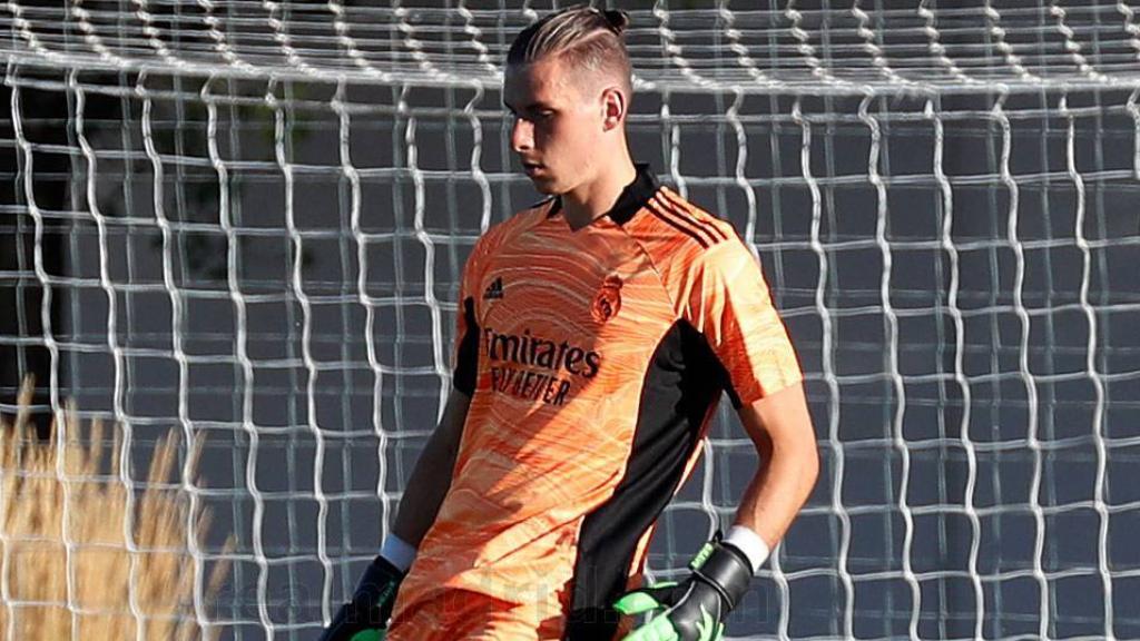 Lunin juega un balón desde su portería