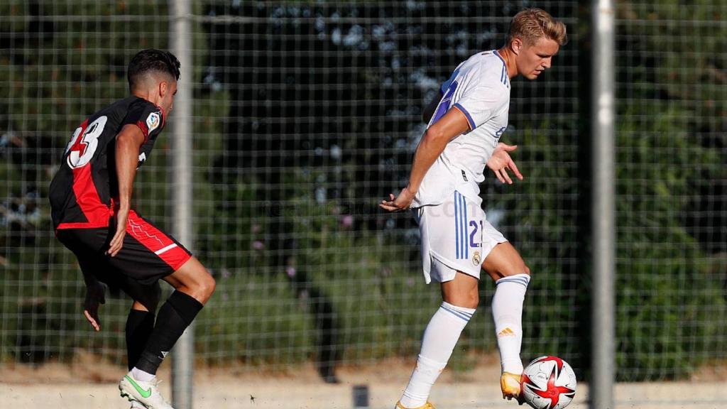 Martin Odegaard controla un balón de espaldas a la defensa