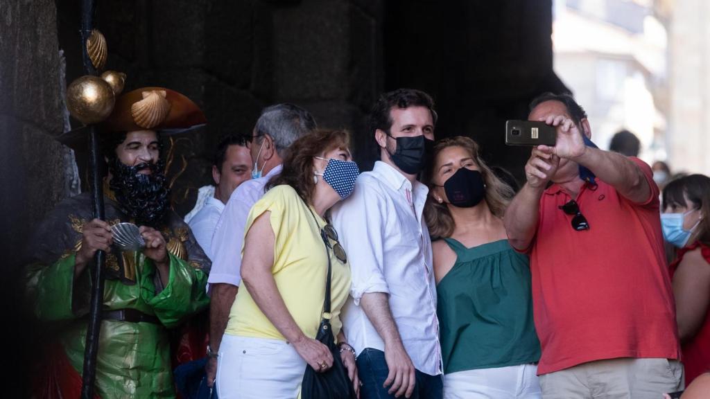 Pablo Casado sacándose una foto a la salida de la Catedral de Santiago