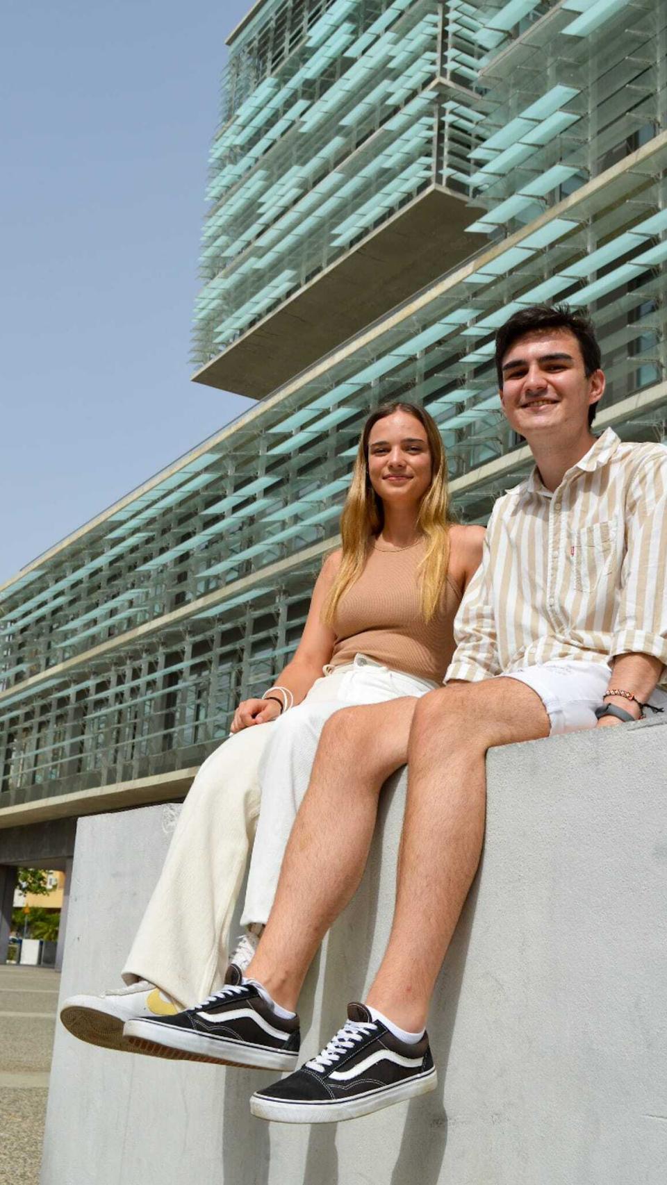 Pablo Campoy y Laura Medina posando frente a Urbanismo