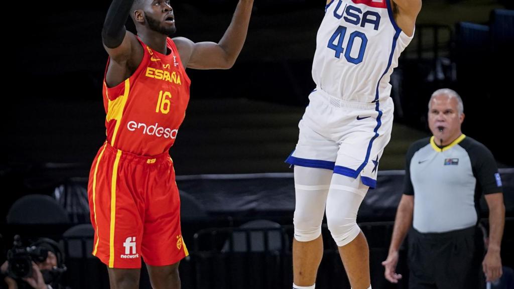 Usman Garuba, frente a Keldon Johnson, en el amistoso entre Estados Unidos y España