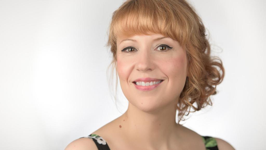 La escritora Lenora Bell.