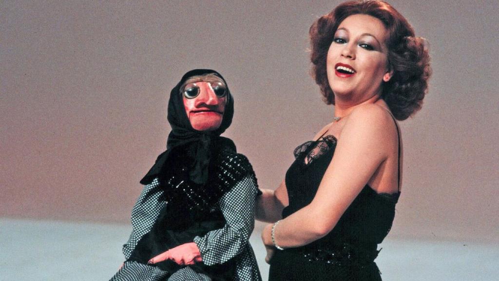 Mari Carmen y sus muñecos con Doña Rogelia