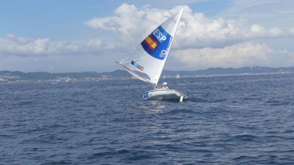 Joel Rodríguez, con su embarcación de Laser Standard, entrenando en Zushi, Japón