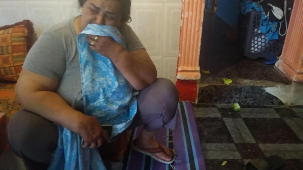 Yacout, la abuela del pequeño ahogado, llorando en su casa del Lugarico.