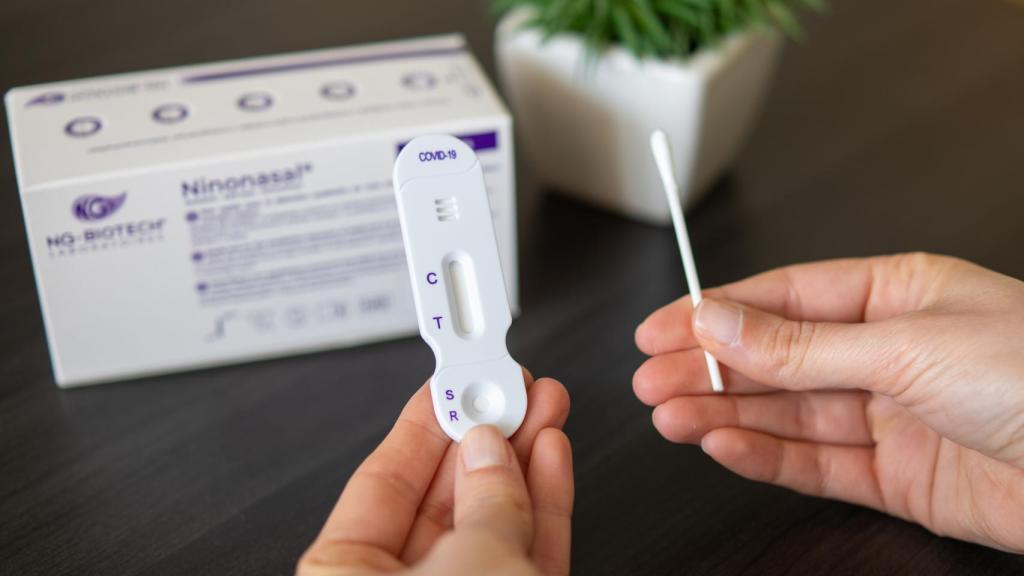 El hisopo y el medidor de un test de antígenos.