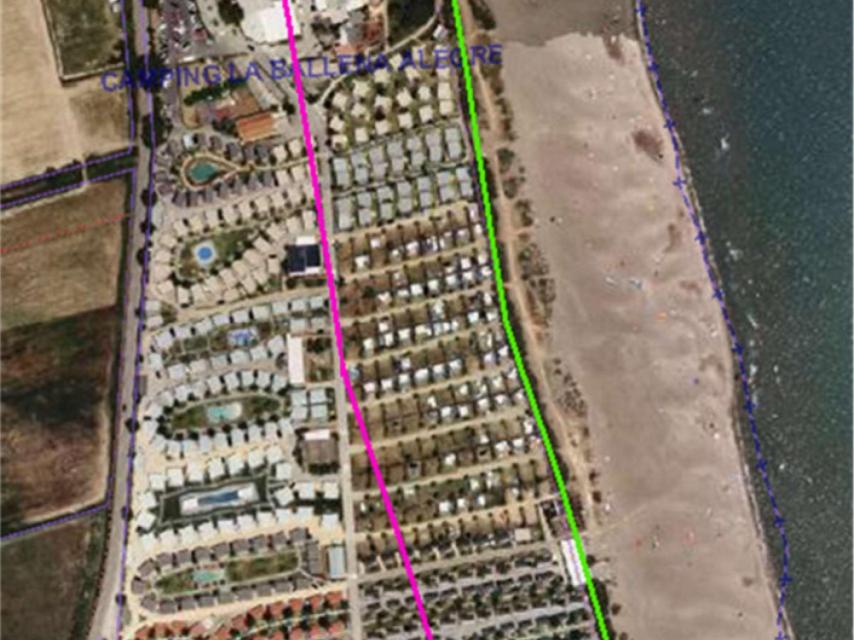 Los 100 bungalós que aparecen entre la línea morada y la verde ocupan ilegalmente la zona de protección de servidumbre de Costas.