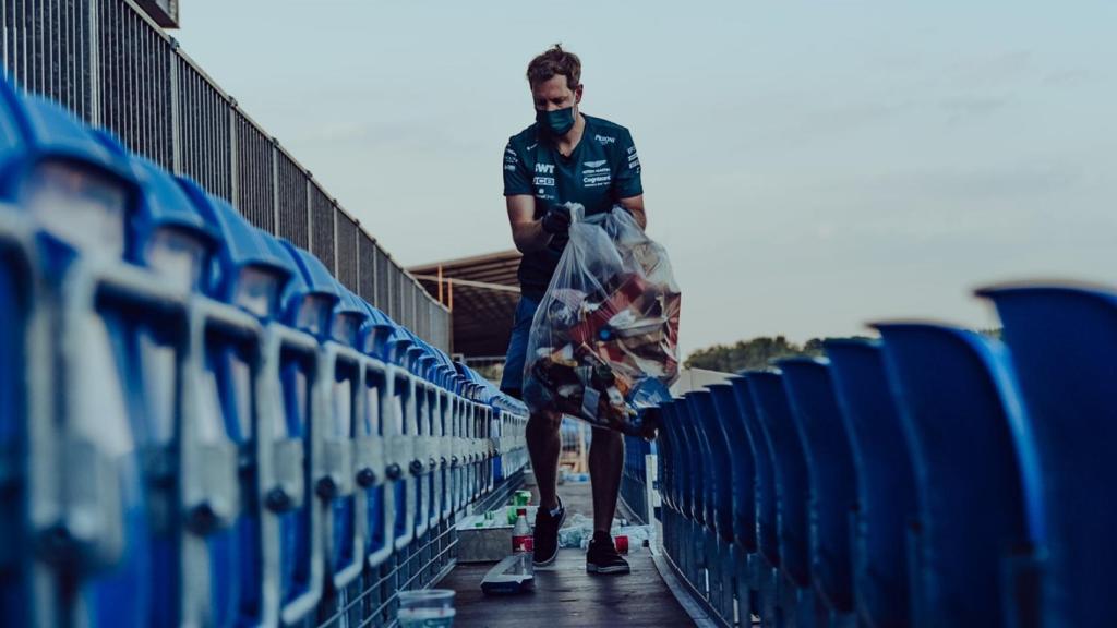 Sebastian Vettel, recogiendo la basura de Silverstone