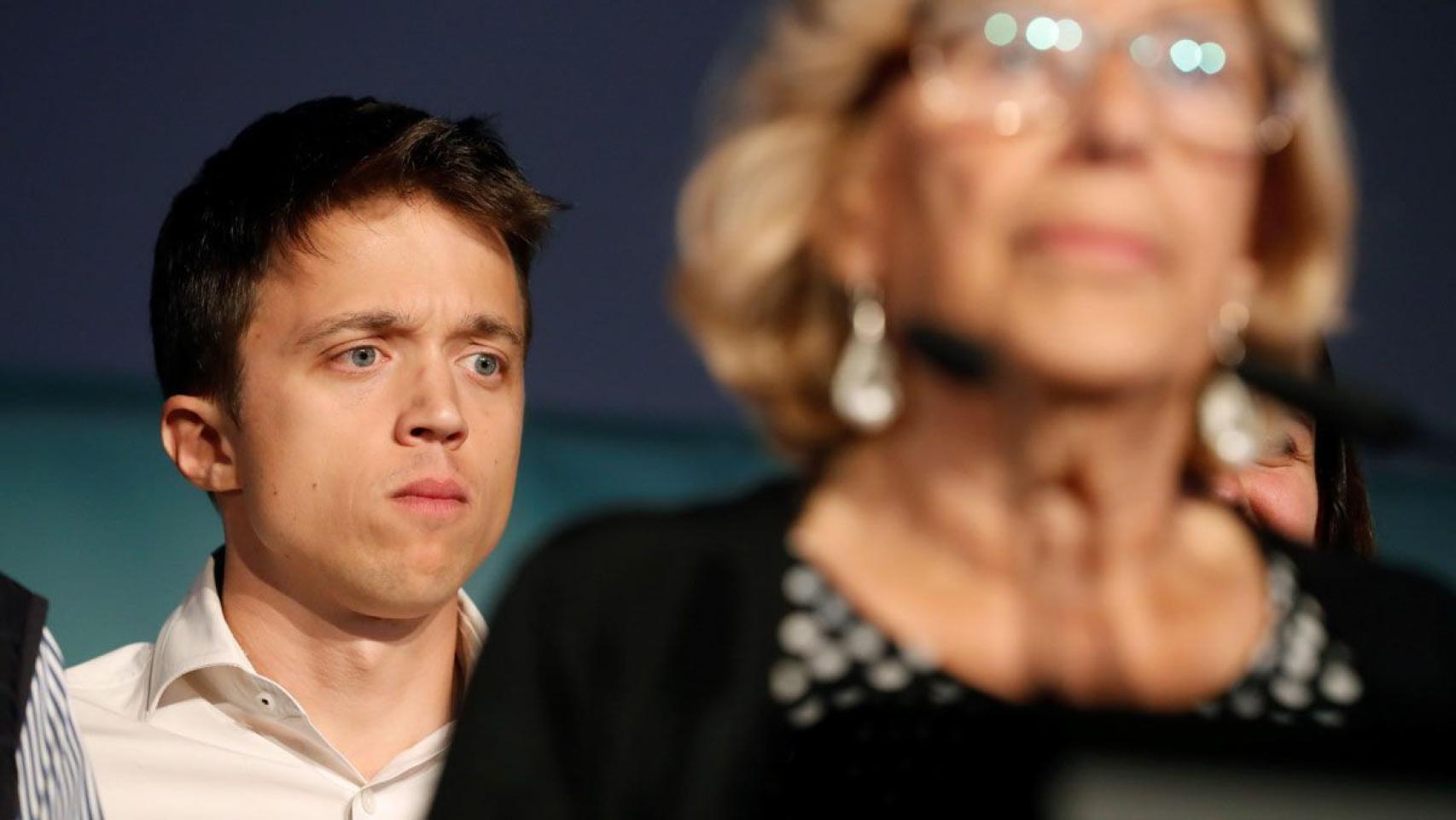 Íñigo Errejón, junto a Manuel carmena, en el discurso de despedida de la exalcaldesa tras las elecciones de 2019.