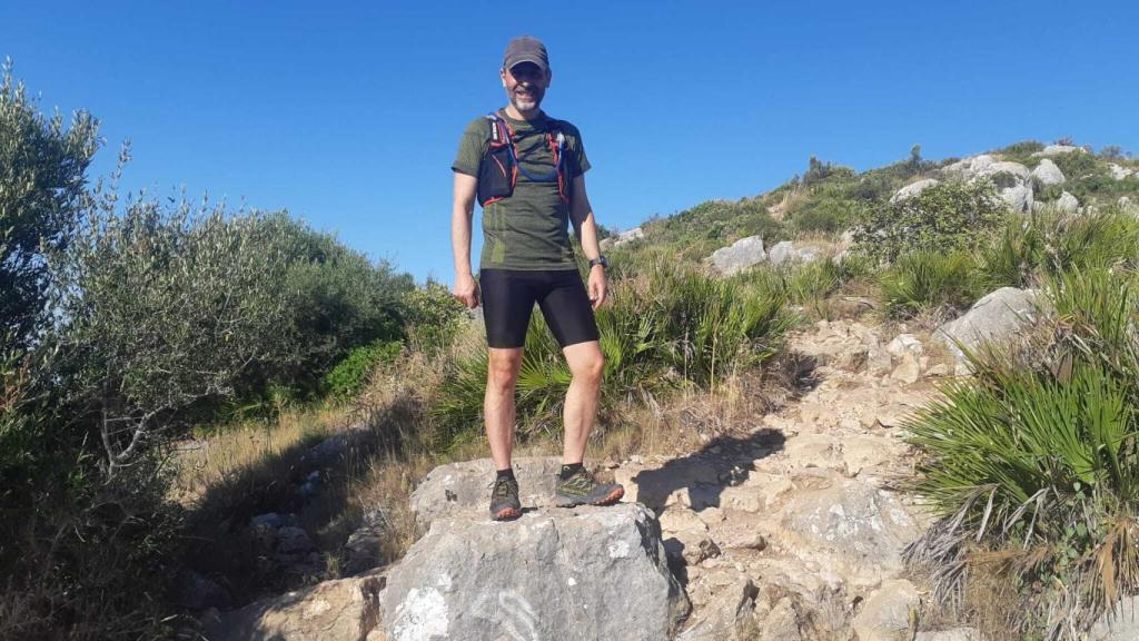 El arqueólogo Juanbu Salado, sobre una de las alineaciones