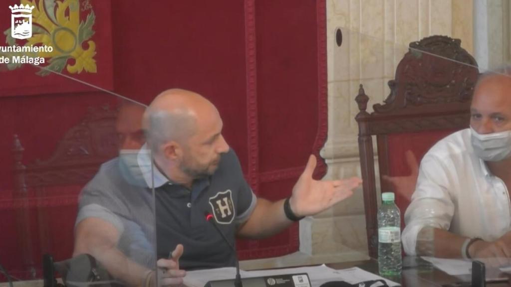 Gesto del concejal de Ordenación del Territorio al comprobar el voto de la moción.