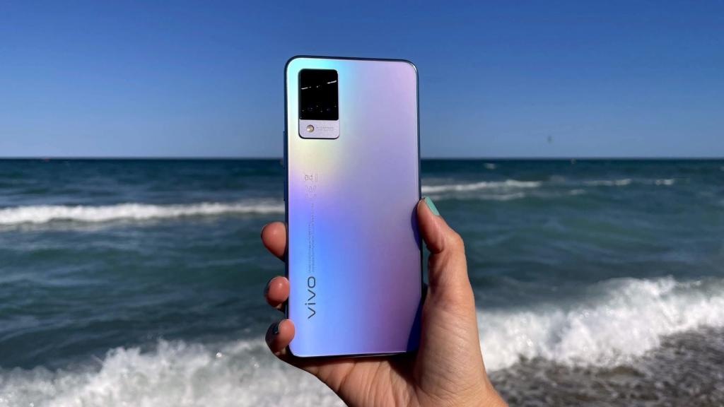 El vivo V21 5G en el mar.