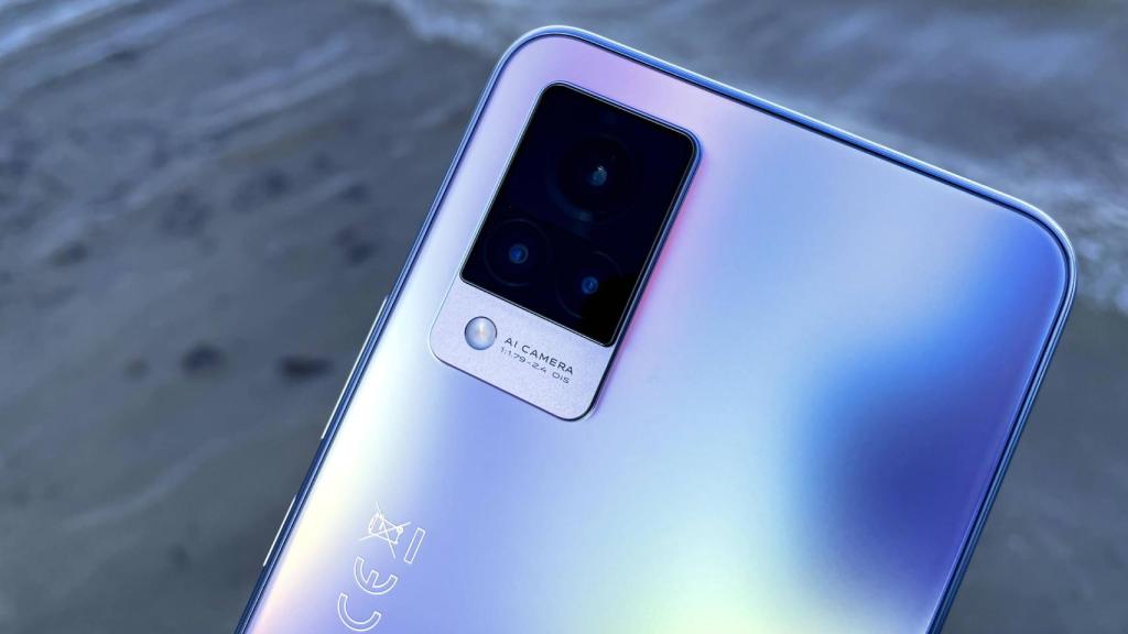 El vivo V21 5G tiene tres cámaras traseras.