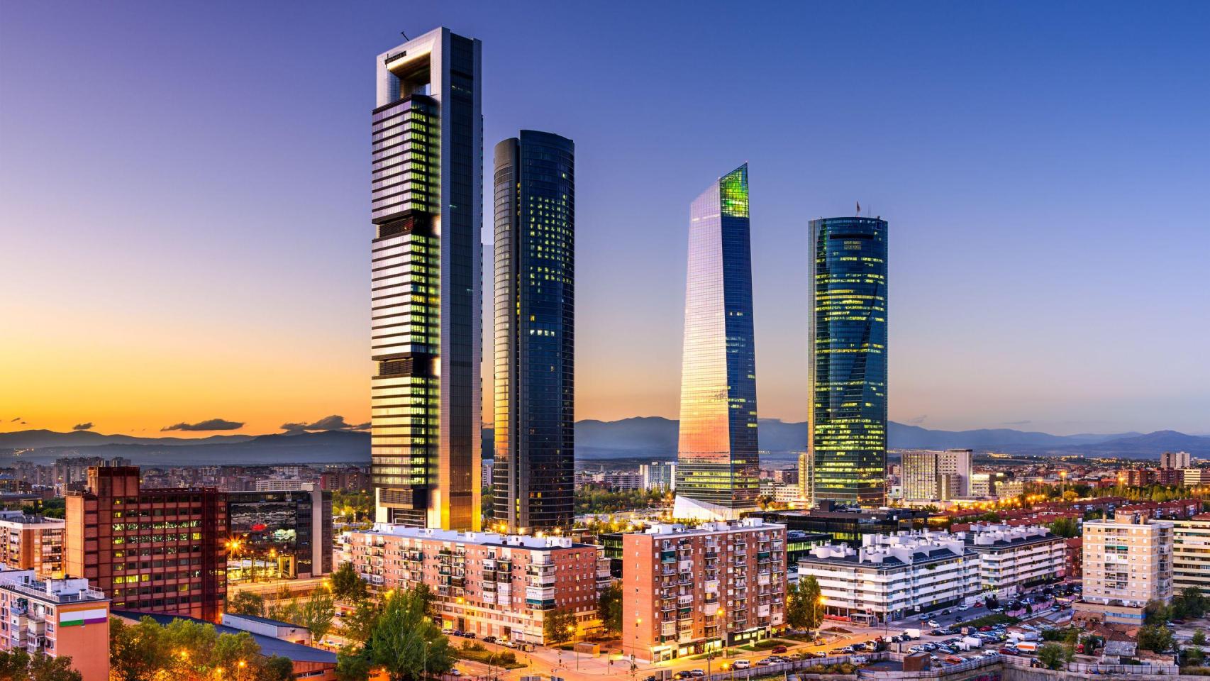 Cuatro Torres Business Area de Madrid al atardecer.
