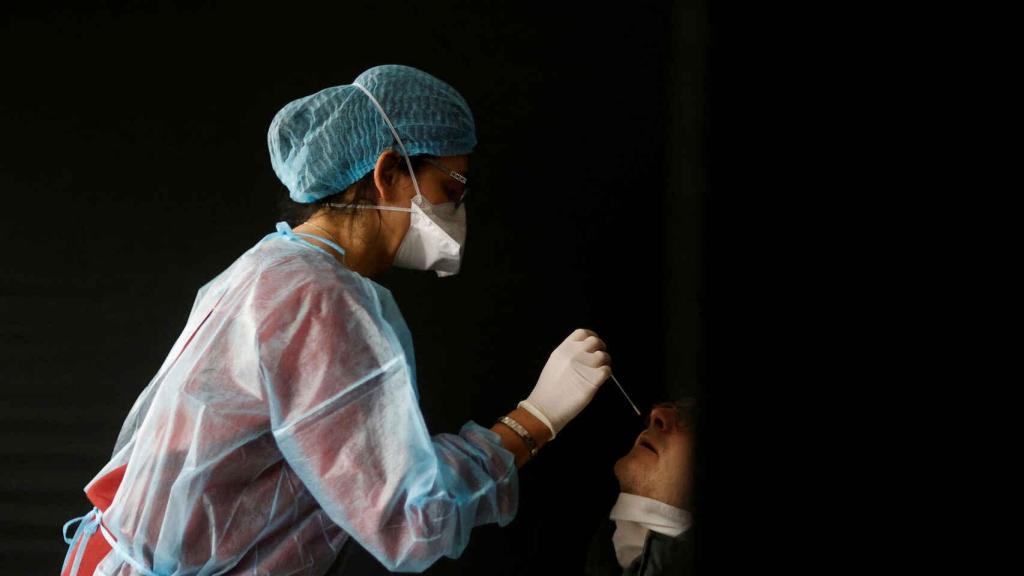 Una sanitaria realizando un test de la Covid-19.