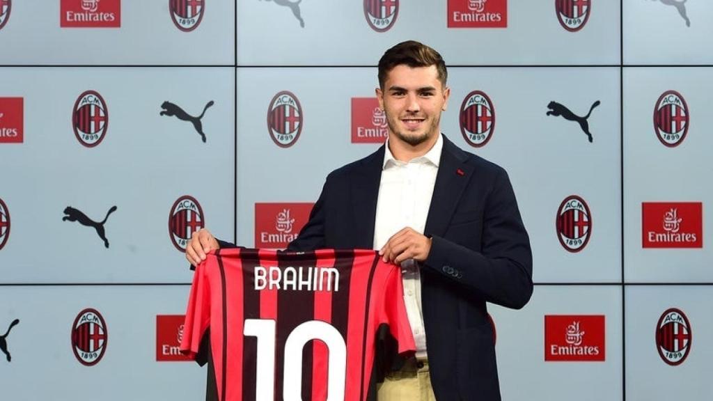 Brahim Díaz posa con la camiseta del AC Milan