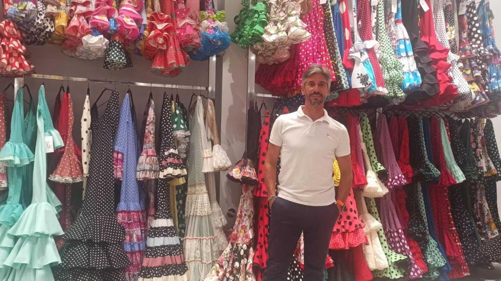 Moisés Guerrero en su tienda de Viva La Feria.