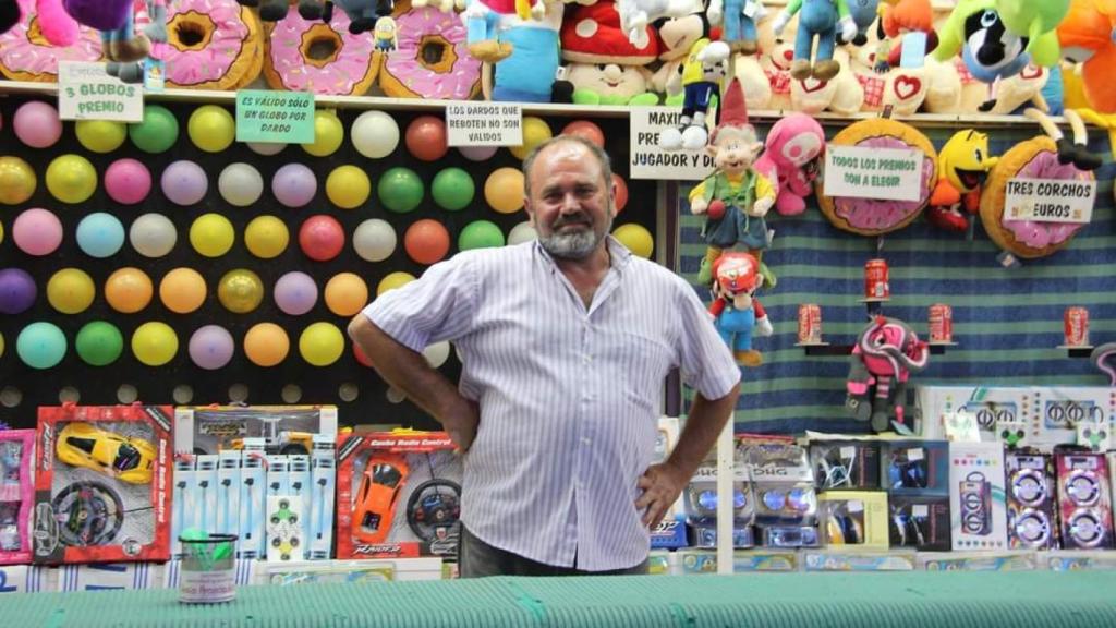 Antonio Cortés en su caseta de tiro en una feria pasada.