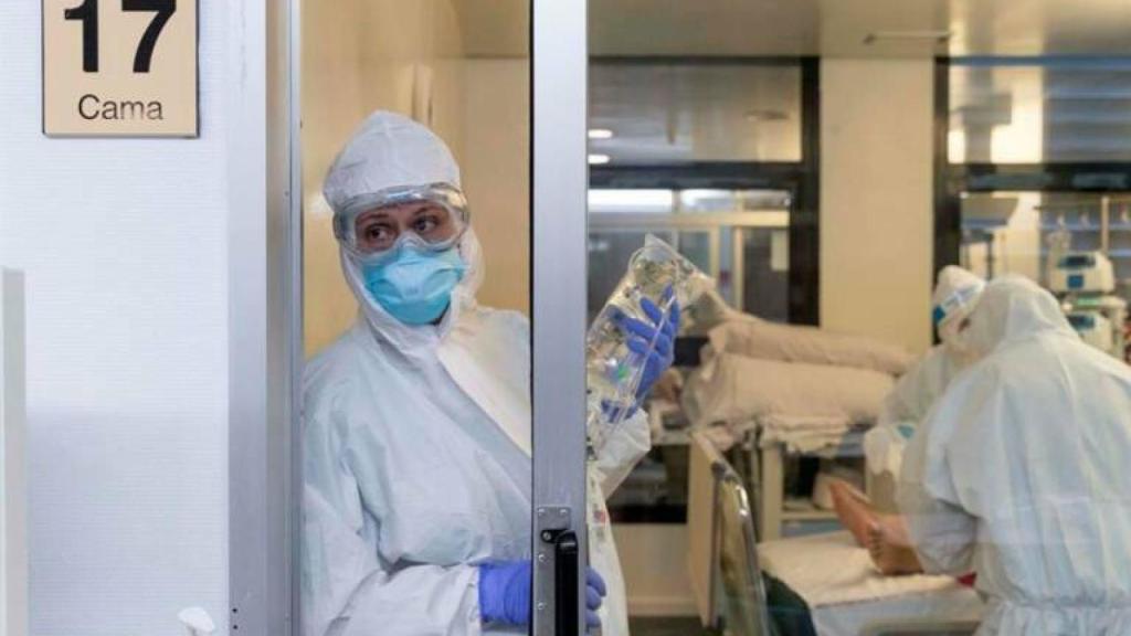 Enfermeras y personal médico en una UCI de la Comunidad Valenciana.