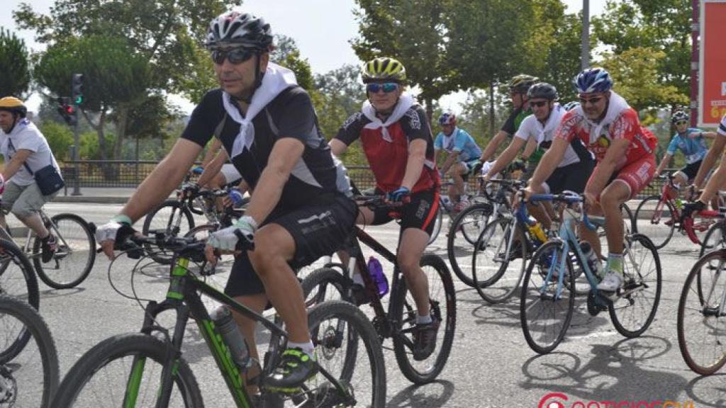 Homenaje ciclistas fallecidos carreteras Valladolid monumento (3)