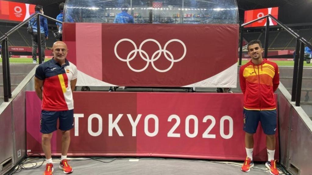 Luis de la Fuente y Dani Ceballos, en el centro de prensa de Sapporo