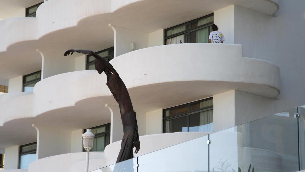 Un joven en un balcón del hotel Palma Bellver, donde estaban confinados 249 jóvenes.