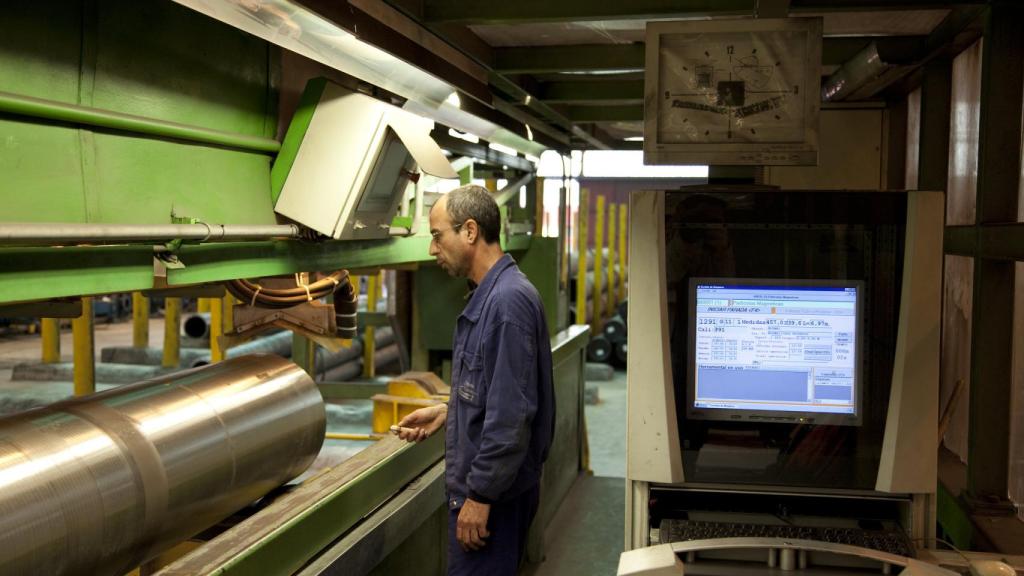 Un empleado de Tubos Reunidos en su puesto de trabajo.