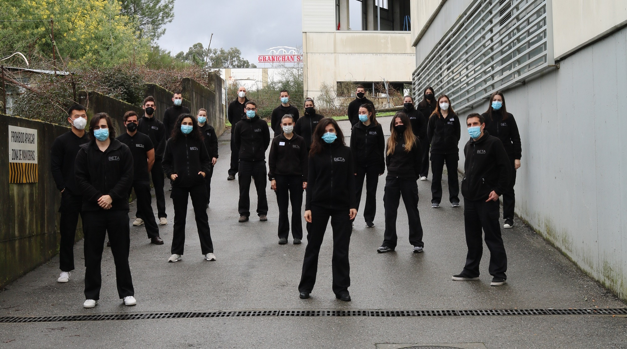 Parte del equipo de Beta Implants en sus instalaciones de Salvaterra. Foto: Cedida