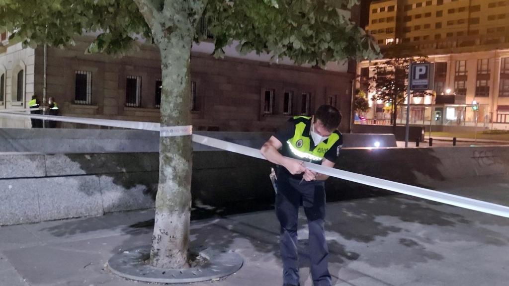 La Policía Portuaria acordona la Plaza de la Estrella en Vigo.