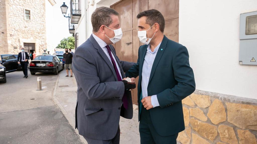 García-Page, presidente de Castilla-La Mancha, y Jesús Fernández, alcalde de Tembleque (Toledo)
