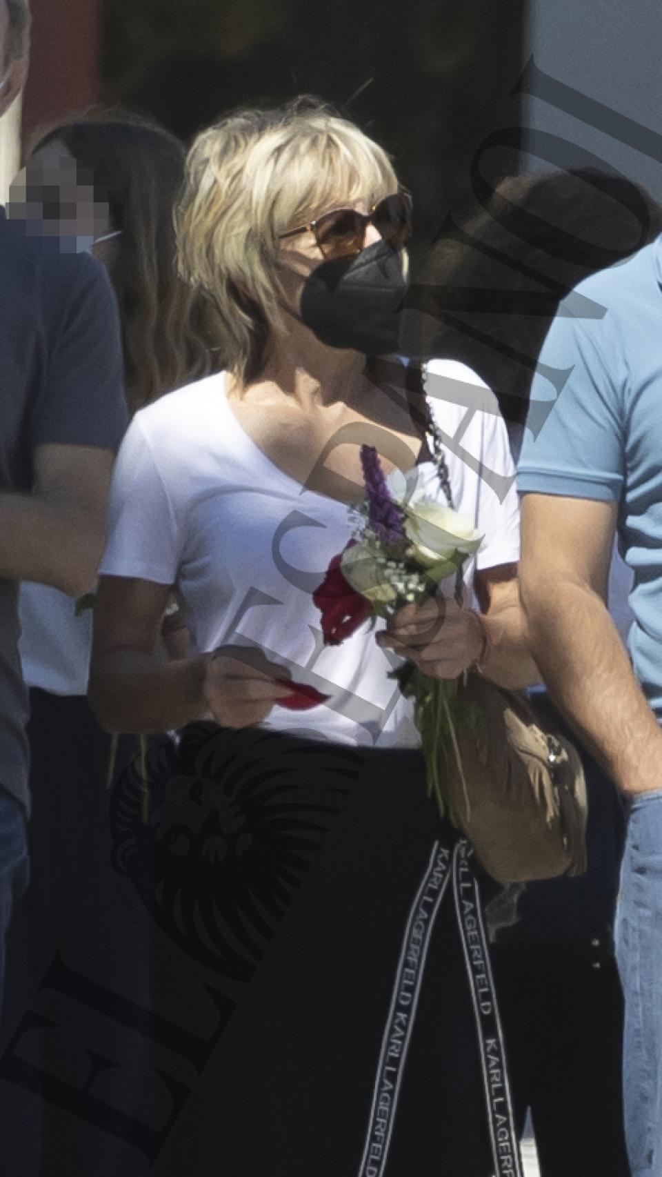 Ana Torroja, rota de dolor y arropada por su familia.