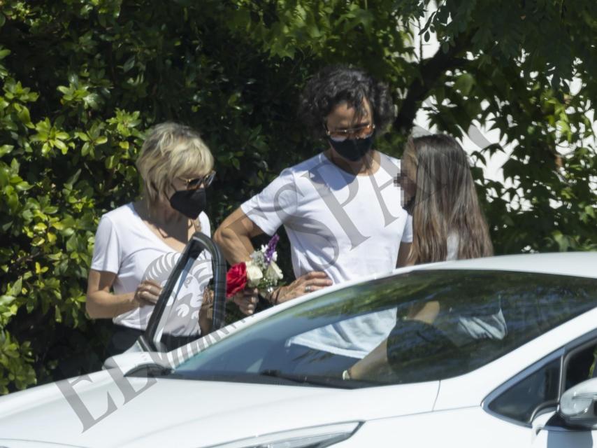 Ana Torroja abandonando el cementerio junto a su marido y su hija.