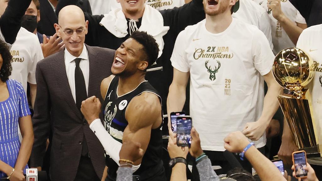 Antetokounmpo celebra el título de la NBA