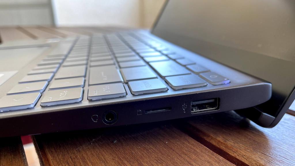 Varias de las conexiones del MSI Prestige 14 EVO.