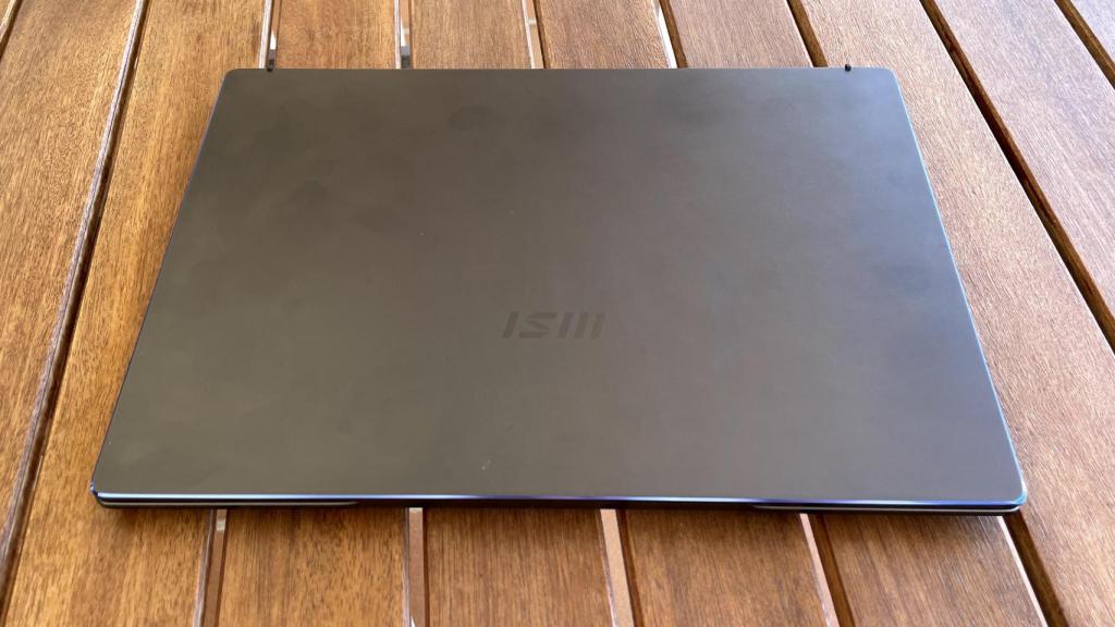 El MSI Prestige 14 EVO cerrado.