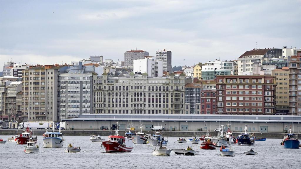 Trasladan al hospital a una persona que cayó al mar en el puerto deportivo de A Coruña