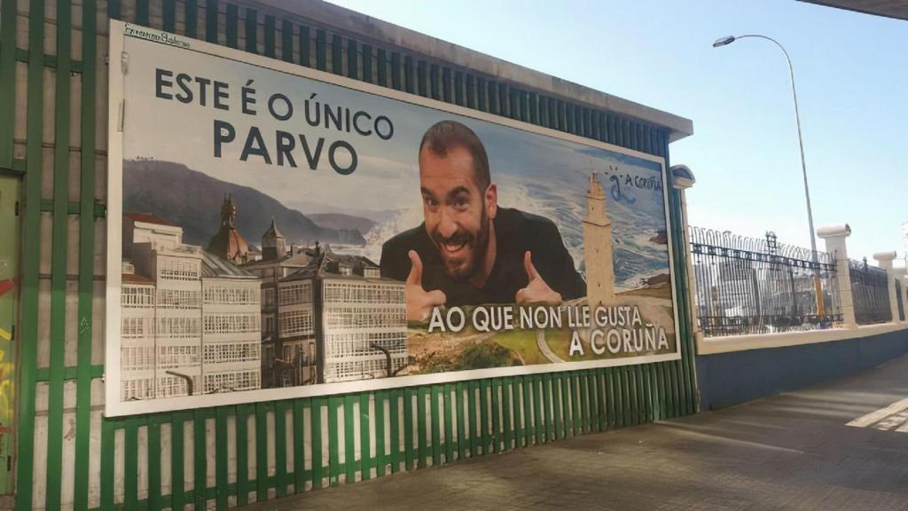 La valla publicitaria de la Resistencia en el viaducto de Linares Rivas.